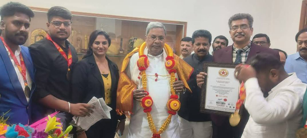 ತುರುವನೂರು ಆಂಜನೇಯಸ್ವಾಮಿ ರೇಖಾ ಚಿತ್ರ ಗ್ಲೋಬಲ್ ವರ್ಲ್ಡ್ ರೆಕಾರ್ಡ್ ದಾಖಲೆ: ಸಿಎಂ ಸೇರಿ ಗಣ್ಯರ ಅಭಿನಂದನೆ