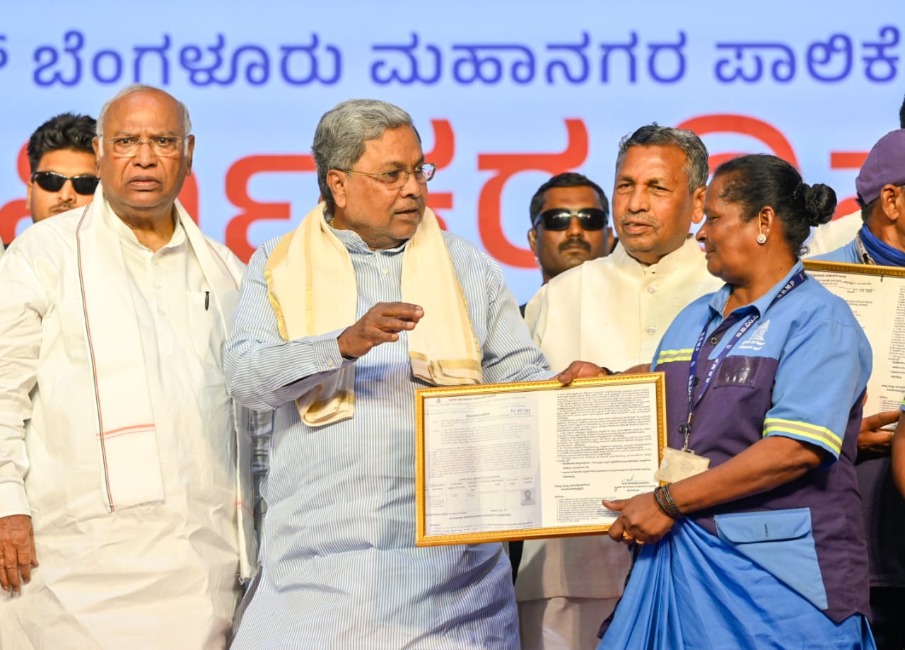 ದಿನಗೂಲಿ ಪೌರಕಾರ್ಮಿಕರು ಖಾಯಂ ಸರ್ಕಾರಿ ಅಧಿಕಾರಿಗಳಾದ ಸಂತೋಷದ ಸುದ್ದಿ