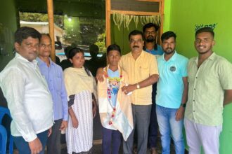 ಎಸ್ಎಸ್ಎಲ್ ಸಿ ಪರೀಕ್ಷೆಯಲ್ಲಿ ಹೆಚ್ಚಿನ ಅಂಕ ಪಡೆದ ಚೇತನ್  ಅವರನ್ನು ಜಿ.ಎಲ್.ಮೂರ್ತಿ ಸನ್ಮಾನಿಸಿದರು.