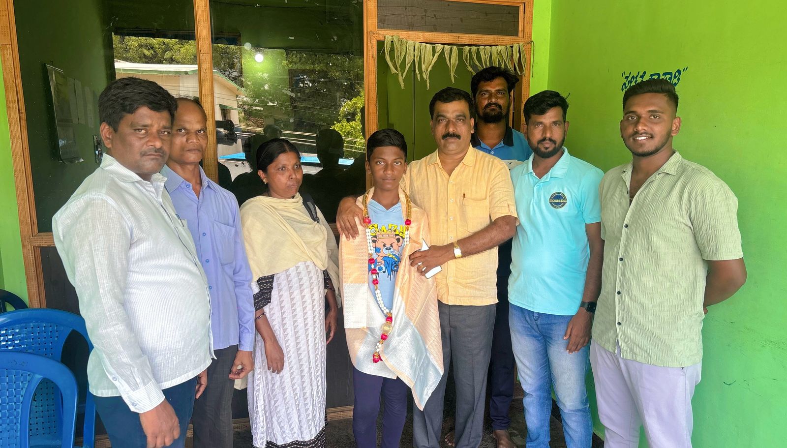 ಎಸ್ಎಸ್ಎಲ್ ಸಿ ಪರೀಕ್ಷೆಯಲ್ಲಿ ಹೆಚ್ಚಿನ ಅಂಕ ಪಡೆದ ಚೇತನ್  ಅವರನ್ನು ಜಿ.ಎಲ್.ಮೂರ್ತಿ ಸನ್ಮಾನಿಸಿದರು.
