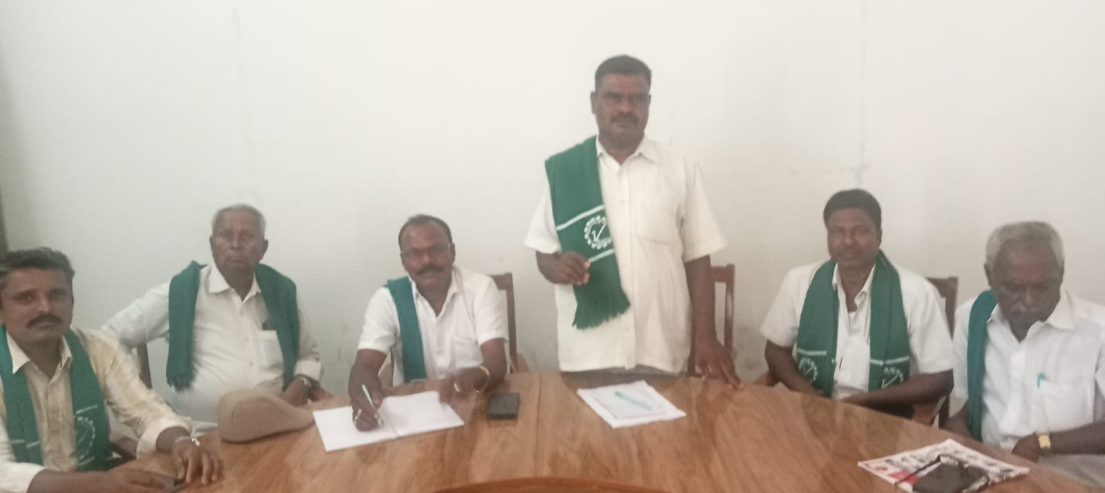 ಪ್ರಸ್ತುತ ದರ ನಿಗದಿ ಮಾಡಿ ರೈತರಿಗೆ ಬೆಳೆ ಹಾನಿ ಪರಿಹಾರ ನೀಡಲು ರೈತರ ಆಗ್ರಹ