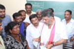 ಮಾತು ಬಾರದ, ಕಿವಿ ಕೇಳದ ಬಾಲಕಿಯ ಅನುಮಾನಾಸ್ಪದ ಸಾವು, ಪರಿಹಾರದ ಚೆಕ್​ ವಿತರಿಸಿದ ಶಿವಕುಮಾರ್