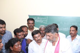 ಮಾತು ಬಾರದ, ಕಿವಿ ಕೇಳದ ಬಾಲಕಿಯ ಅನುಮಾನಾಸ್ಪದ ಸಾವು, ಪರಿಹಾರದ ಚೆಕ್​ ವಿತರಿಸಿದ ಶಿವಕುಮಾರ್