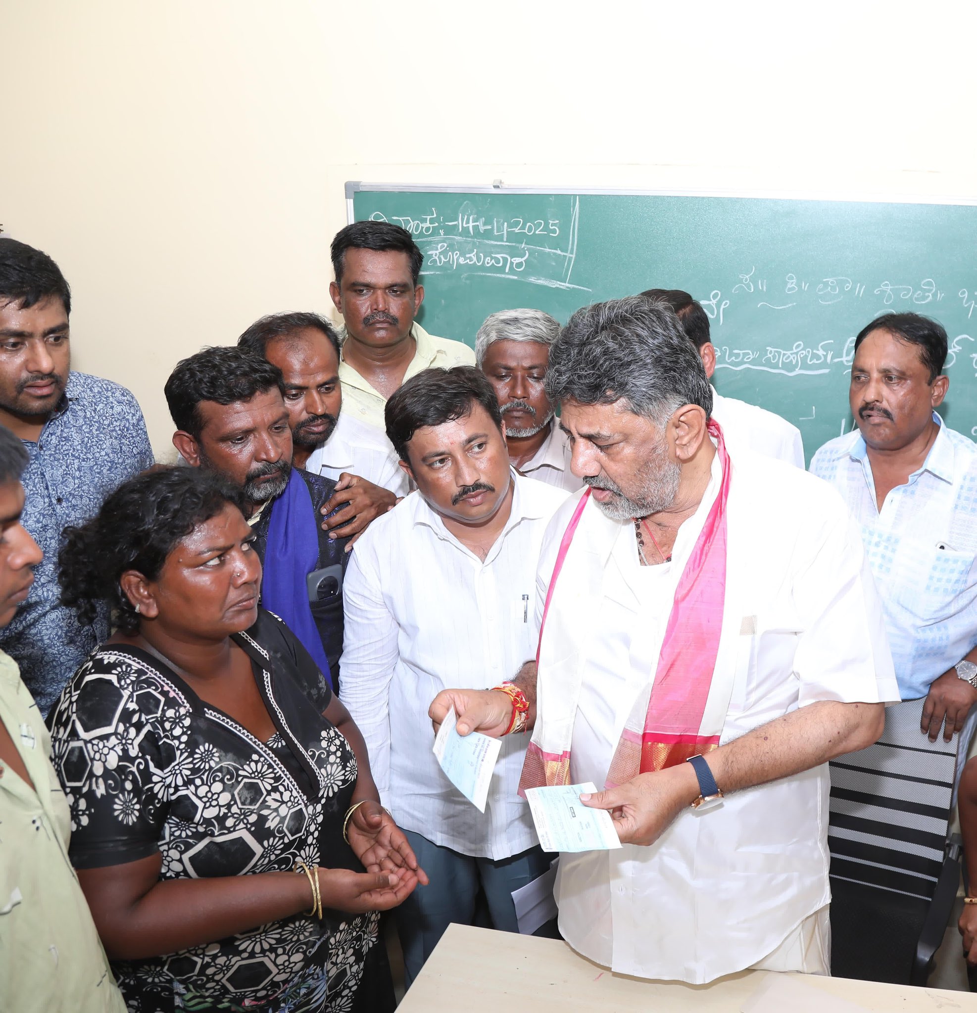 ಮಾತು ಬಾರದ, ಕಿವಿ ಕೇಳದ ಬಾಲಕಿಯ ಅನುಮಾನಾಸ್ಪದ ಸಾವು, ಪರಿಹಾರದ ಚೆಕ್​ ವಿತರಿಸಿದ ಶಿವಕುಮಾರ್