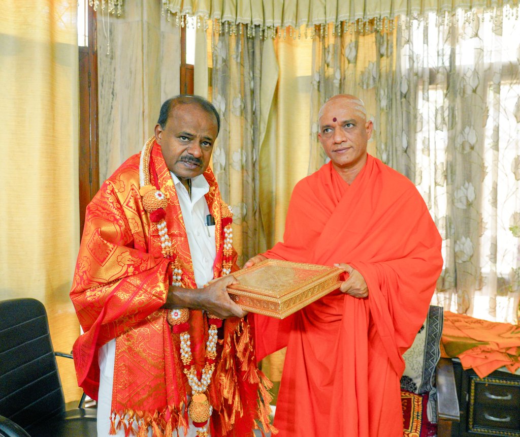 ನವದೆಹಲಿಯ ಶ್ರೀಆದಿಚುಂಚನಗಿರಿ ಸಂಸ್ಥಾನದ ಶಾಖಾಮಠಕ್ಕೆ ಭೇಟಿ ನೀಡಿದ ಕೇಂದ್ರ ಸಚಿವ ಕುಮಾರಸ್ವಾಮಿ
