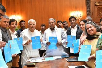 ಸಿದ್ದರಾಮಯ್ಯನವರಿಗೆ ಆಯೋಗದ 8ನೇ ವರದಿ ಸಲ್ಲಿಸಿದ ಅಧ್ಯಕ್ಷ ದೇಶಪಾಂಡೆ