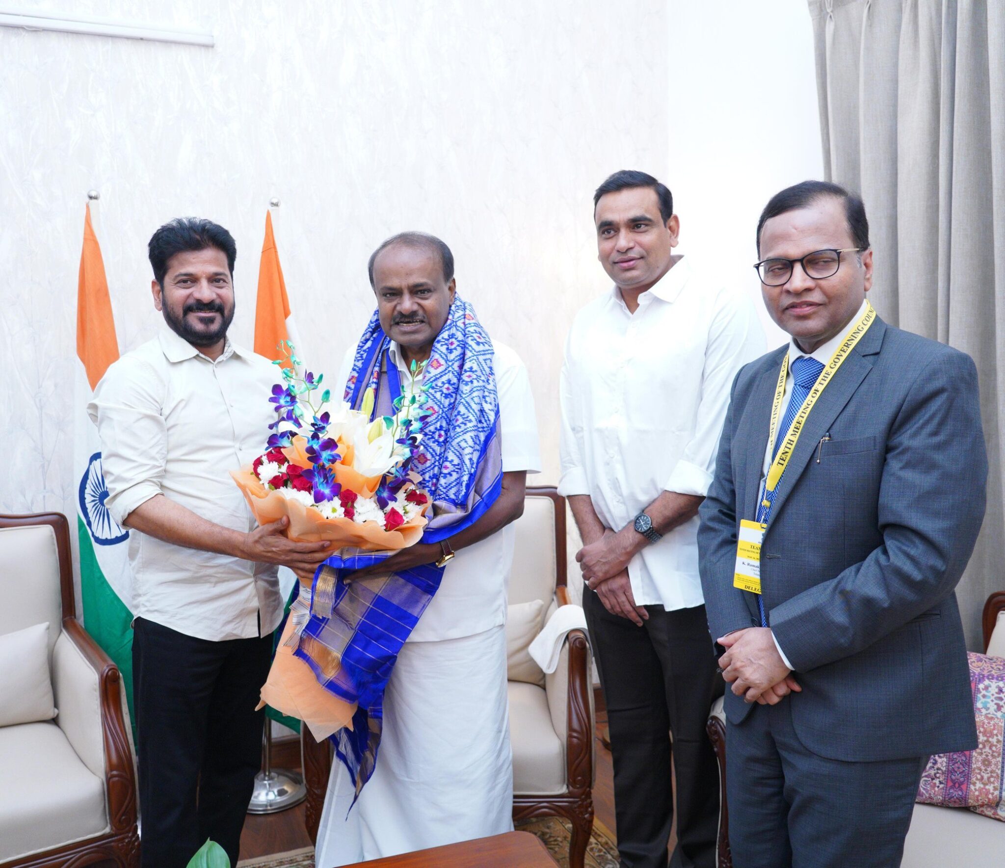 ಹೈದರಾಬಾದ್‌ಗೆ 2,000 ಎಲೆಕ್ಟ್ರಿಕ್ ಬಸ್‌, ಕುಮಾರಸ್ವಾಮಿ ಅಭಿನಂದಿಸಿದ ಕಾಂಗ್ರೆಸ್ ಸಿಎಂ ರೇವಂತ್