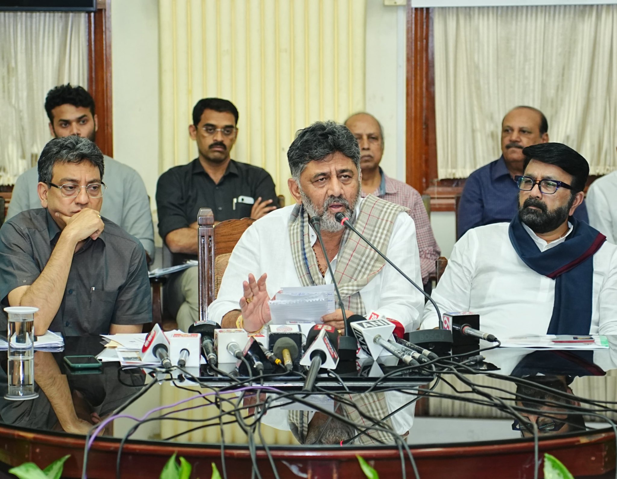 ಅಕ್ರಮ ಕೇಬಲ್, ಫುಟ್‌ಪಾತ್ ಅಂಗಡಿಗಳ ತೆರವು ಸೇರಿ ಇತರೆ ಅಭಿವೃದ್ಧಿಗೆ ಮಹತ್ವದ ತೀರ್ಮಾನ-ಡಿಸಿಎಂ