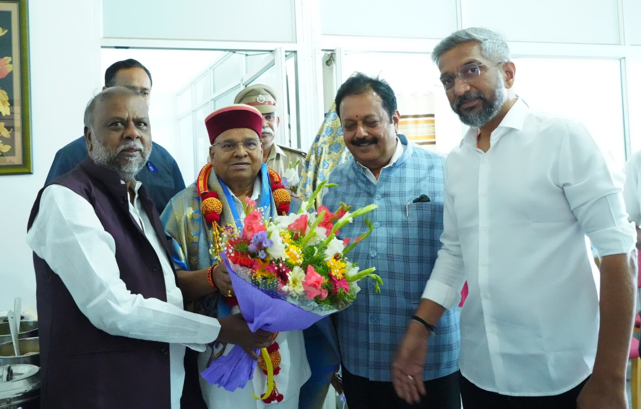 ರಾಜ್ಯಪಾಲ ಗೆಹ್ಲೋಟ್ ಅವರನ್ನು ಗೌರವಿಸಿದ ಮಾಜಿ ಸಚಿವ ಎಚ್.ಆಂಜನೇಯ