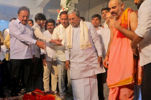 ಪುರಾತನ ಕಾಲದ ಮನೆ ದೇವರಾದ ಅನ್ನದಾನೇಶ್ವರ ಸ್ವಾಮಿಯ ದರ್ಶನ ಪಡೆದ ಸಿದ್ದರಾಮಯ್ಯ