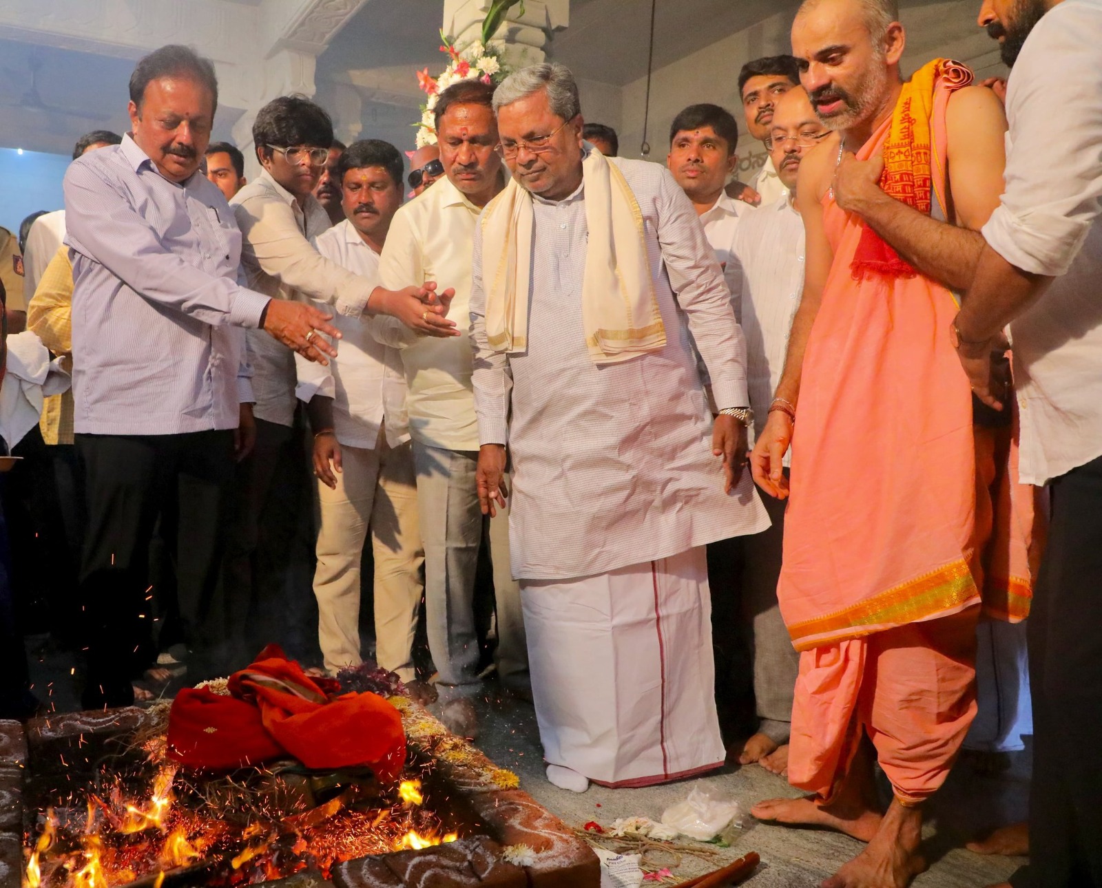ಪುರಾತನ ಕಾಲದ ಮನೆ ದೇವರಾದ ಅನ್ನದಾನೇಶ್ವರ ಸ್ವಾಮಿಯ ದರ್ಶನ ಪಡೆದ ಸಿದ್ದರಾಮಯ್ಯ