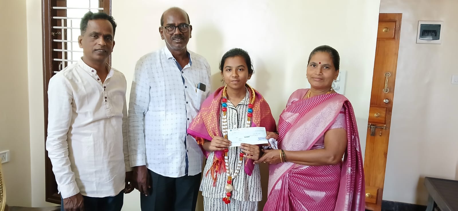 SSLC ಪರೀಕ್ಷೆಯಲ್ಲಿ ಉತ್ತಮ ಸಾಧನೆ ಮಾಡಿದ ನಂದಿತಾಗೆ ಚೆಕ್ ವಿತರಣೆ