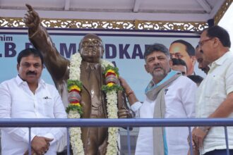 ಅಂಬೇಡ್ಕ‌ರ್ ಅವರ ಪ್ರತಿಮೆಗೆ ಮಾಲಾರ್ಪಣೆ ಮಾಡಿ, ಗೌರವ ಸಲ್ಲಿಸಿದ ಡಿಸಿಎಂ ಶಿವಕುಮಾರ್