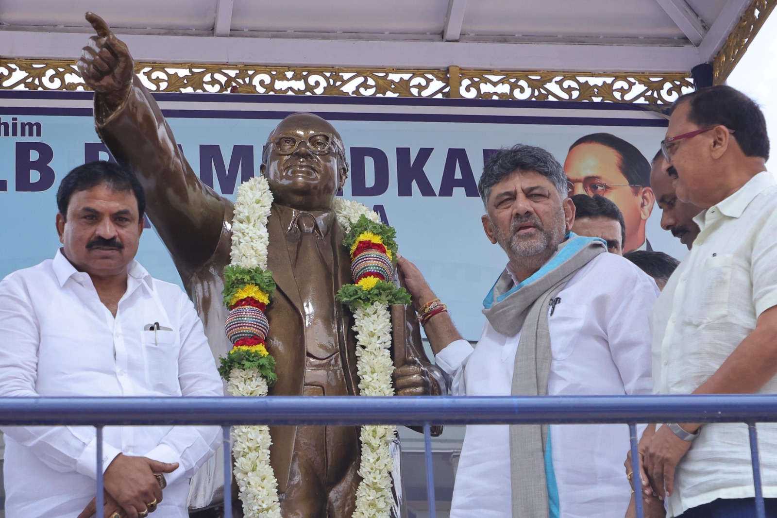 ಅಂಬೇಡ್ಕ‌ರ್ ಅವರ ಪ್ರತಿಮೆಗೆ ಮಾಲಾರ್ಪಣೆ ಮಾಡಿ, ಗೌರವ ಸಲ್ಲಿಸಿದ ಡಿಸಿಎಂ ಶಿವಕುಮಾರ್