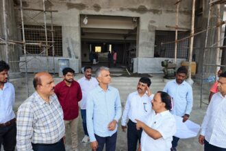 ಚಿತ್ರದುರ್ಗ ಡಿಸಿ ಕಚೇರಿ ಕಾಮಗಾರಿ ಪರಿಶೀಲಿಸಿ ನಮ್ಮ ಕಾಲಲ್ಲಿರುವುದನ್ನ ತಗಂಡ್ ಹೊಡ್ಕಬೇಕು-ಕಂದಾಯ ಸಚಿವ