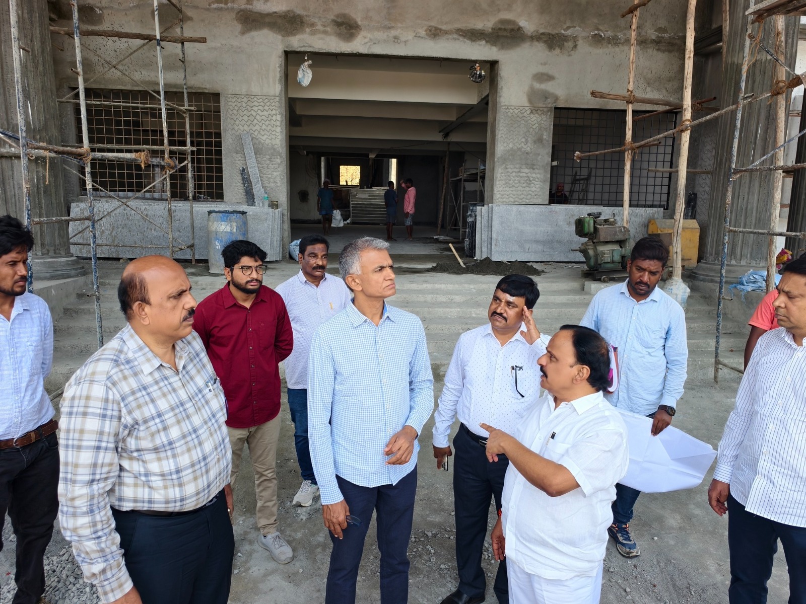 ಚಿತ್ರದುರ್ಗ ಡಿಸಿ ಕಚೇರಿ ಕಾಮಗಾರಿ ಪರಿಶೀಲಿಸಿ ನಮ್ಮ ಕಾಲಲ್ಲಿರುವುದನ್ನ ತಗಂಡ್ ಹೊಡ್ಕಬೇಕು-ಕಂದಾಯ ಸಚಿವ