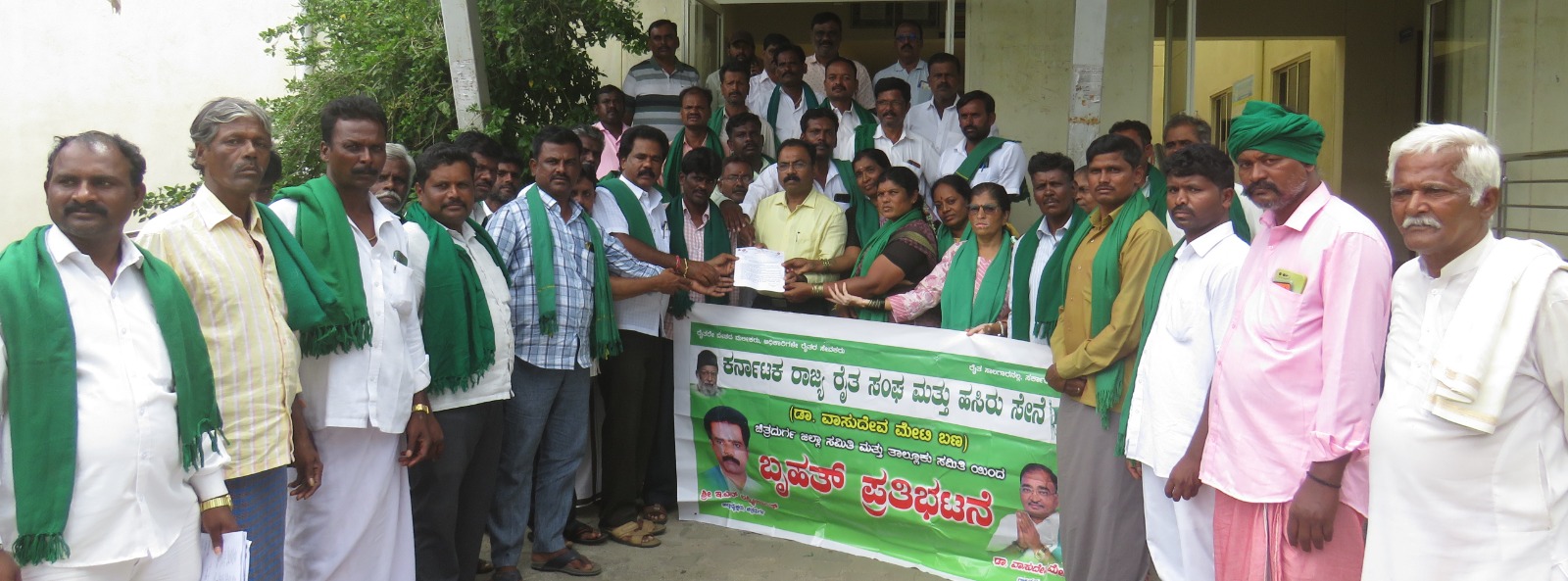 ಬೆಸ್ಕಾಂ ಕಚೇರಿಗೆ ಮುತ್ತಿಗೆ ಹಾಕಿದ ರೈತರು