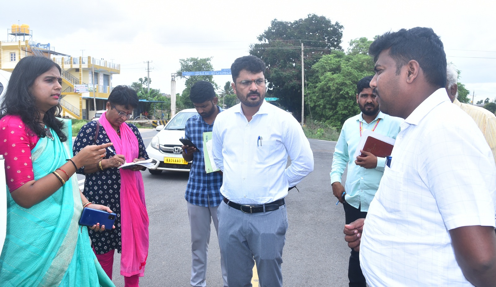 ಗುತ್ತಿಗೆದಾರರು, ಅಧಿಕಾರಿಗಳ ಕರ್ತವ್ಯ ನಿರ್ಲಕ್ಷ್ಯತೆಗೆ ಜಿಲ್ಲಾಧಿಕಾರಿ ಕಿಡಿ