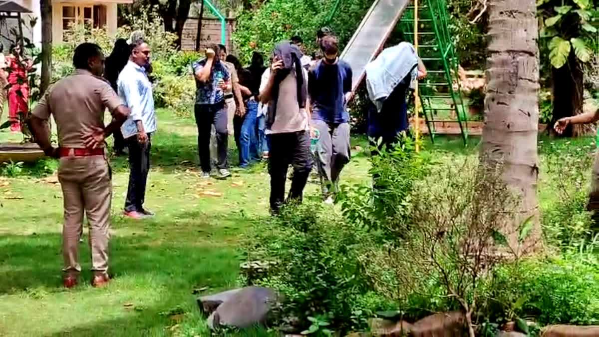 ರೇವ್ ಪಾರ್ಟಿ ಮೇಲೆ ಪೊಲೀಸರ ದಾಳಿ, ಯುವಕ, ಯುವತಿಯರು ವಶಕ್ಕೆ