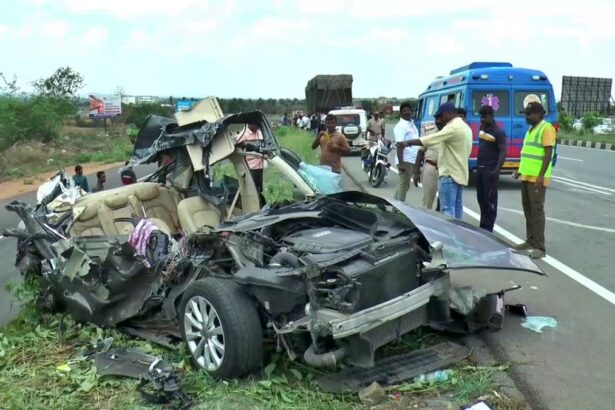 ನಿಂತಿದ್ದ ಲಾರಿಗೆ ಕಾರು ಡಿಕ್ಕಿ, 6 ಮಂದಿ ಸಾವು