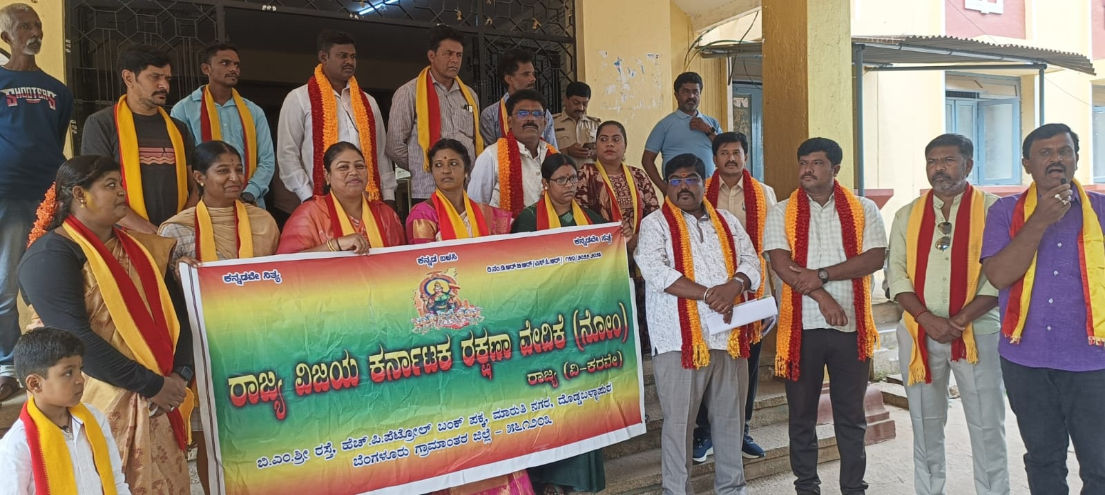 ಕನ್ನಡಿಗರನ್ನು ಬೇಷರತ್ತಾಗಿ ಕ್ಷಮೆ ಕೇಳಿ :  ಕರವೇ ಒತ್ತಾಯ 
