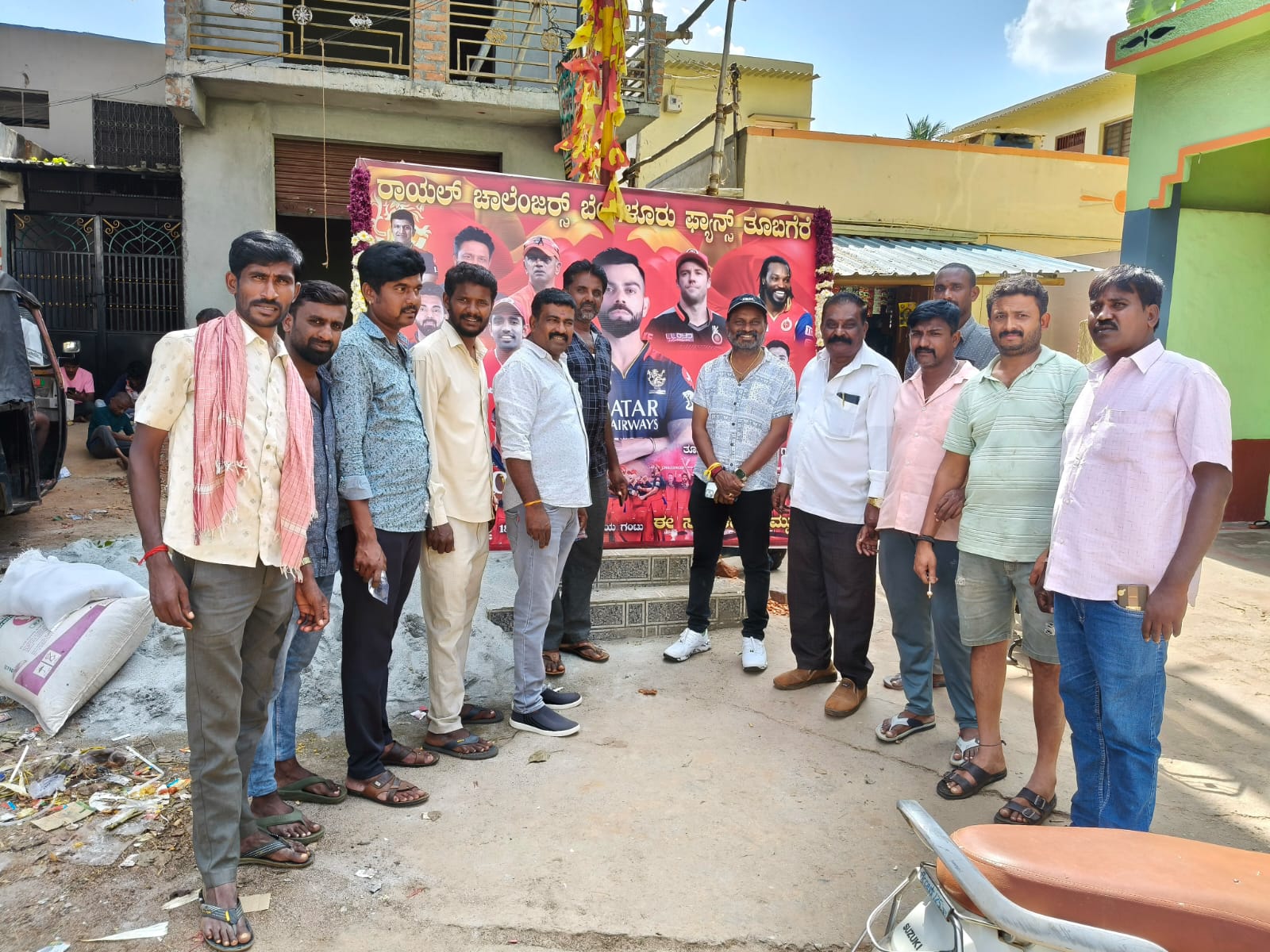 ಆರ್‌ಸಿಬಿ ಗೆಲುವು ಬಿರಿಯಾನಿ ಹಂಚಿದ ಅಭಿಮಾನಿಗಳು