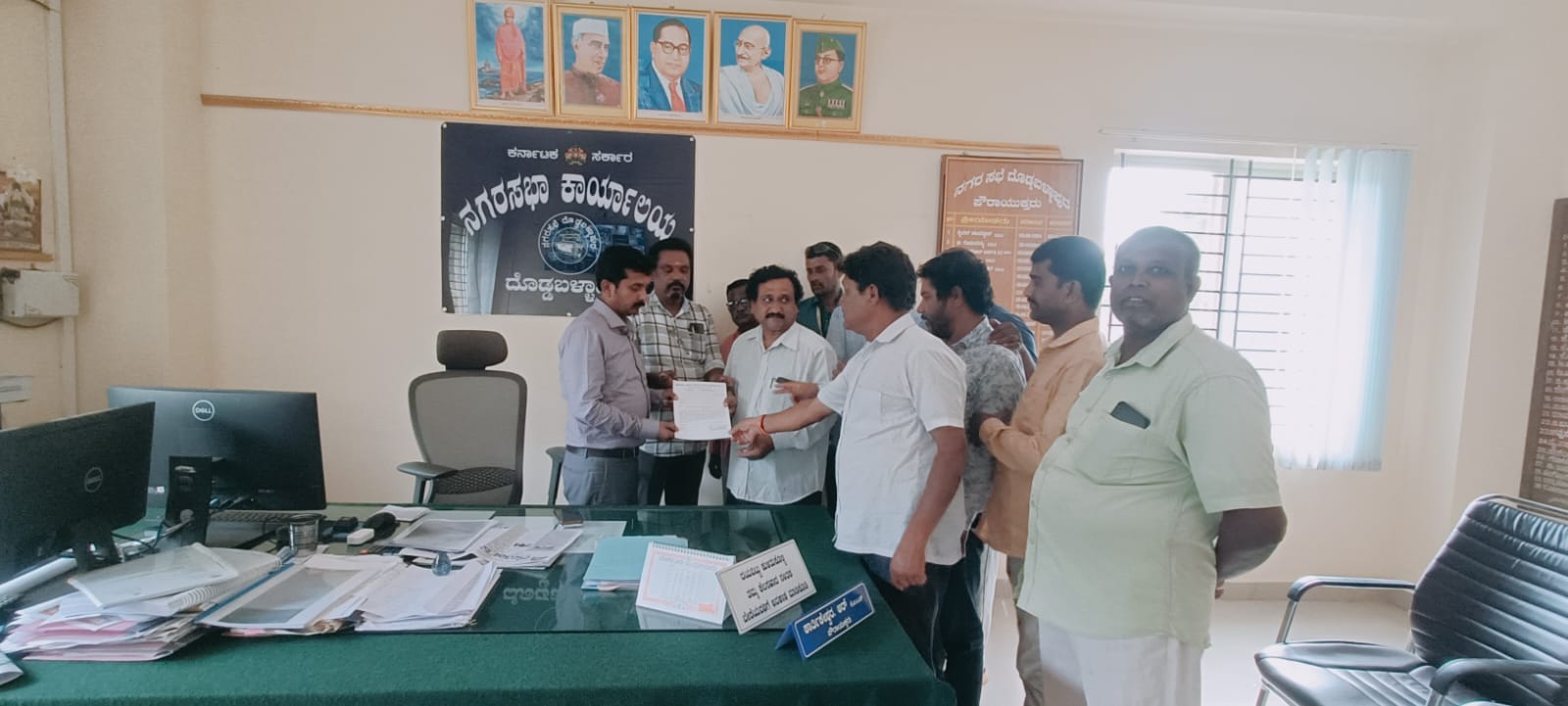ಗ್ರಂಥಾಲಯಕ್ಕೆ ಕಟ್ಟಡ ನೀಡುವಂತೆ ಪೌರಯುಕ್ತರಿಗೆ ಮನವಿ ಸಲ್ಲಿಸಿದ ಪತ್ರಕರ್ತರು