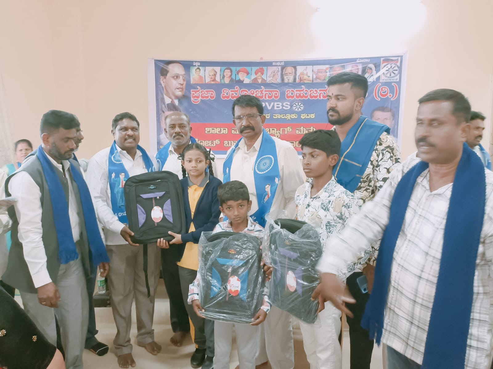 ಶಾಲಾ ಮಕ್ಕಳಿಗೆ ಬ್ಯಾಗ್ ಮತ್ತು ನೋಟ್ ಬುಕ್  ವಿತರಣೆ