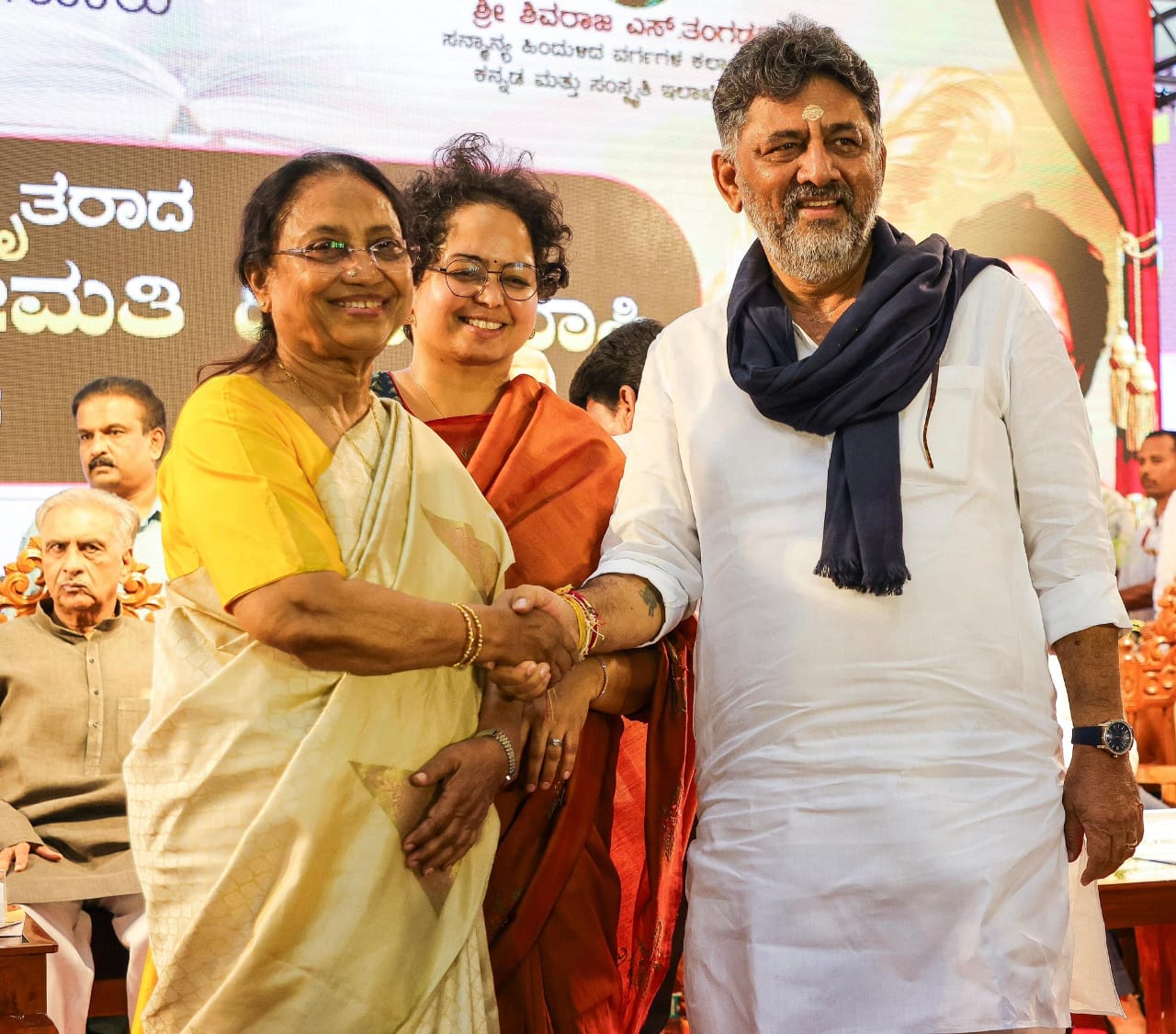 ಬಾನು ಮುಷ್ತಾಕ್ ಹಾಗೂ ದೀಪಾ ಭಾಸ್ತಿ ಅವರಿಗೆ ತಲಾ 10 ಲಕ್ಷ ನೀಡಿಕೆ-ಡಿಸಿಎಂ