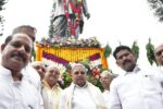 ಅರಸುರವರ ಪ್ರತಿಮೆ ಬಳಿ ಅವರ ಭಾವಚಿತ್ರಕ್ಕೆ ಮಾಲಾರ್ಪಣೆ ಮಾಡಿದ ಸಿಎಂ
