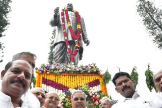 ಅರಸುರವರ ಪ್ರತಿಮೆ ಬಳಿ ಅವರ ಭಾವಚಿತ್ರಕ್ಕೆ ಮಾಲಾರ್ಪಣೆ ಮಾಡಿದ ಸಿಎಂ