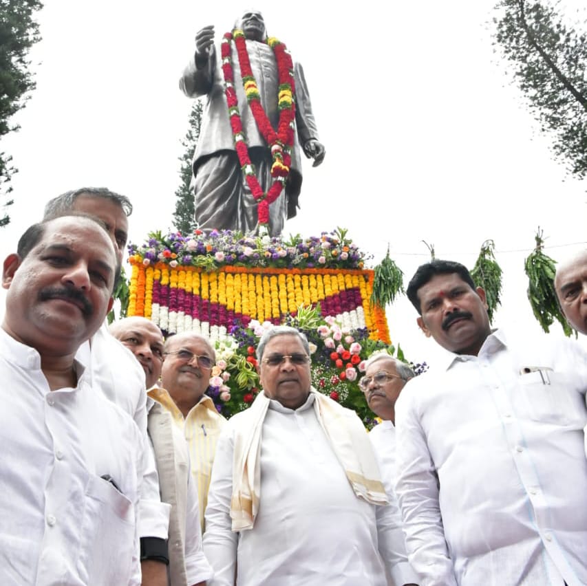 ಅರಸುರವರ ಪ್ರತಿಮೆ ಬಳಿ ಅವರ ಭಾವಚಿತ್ರಕ್ಕೆ ಮಾಲಾರ್ಪಣೆ ಮಾಡಿದ ಸಿಎಂ