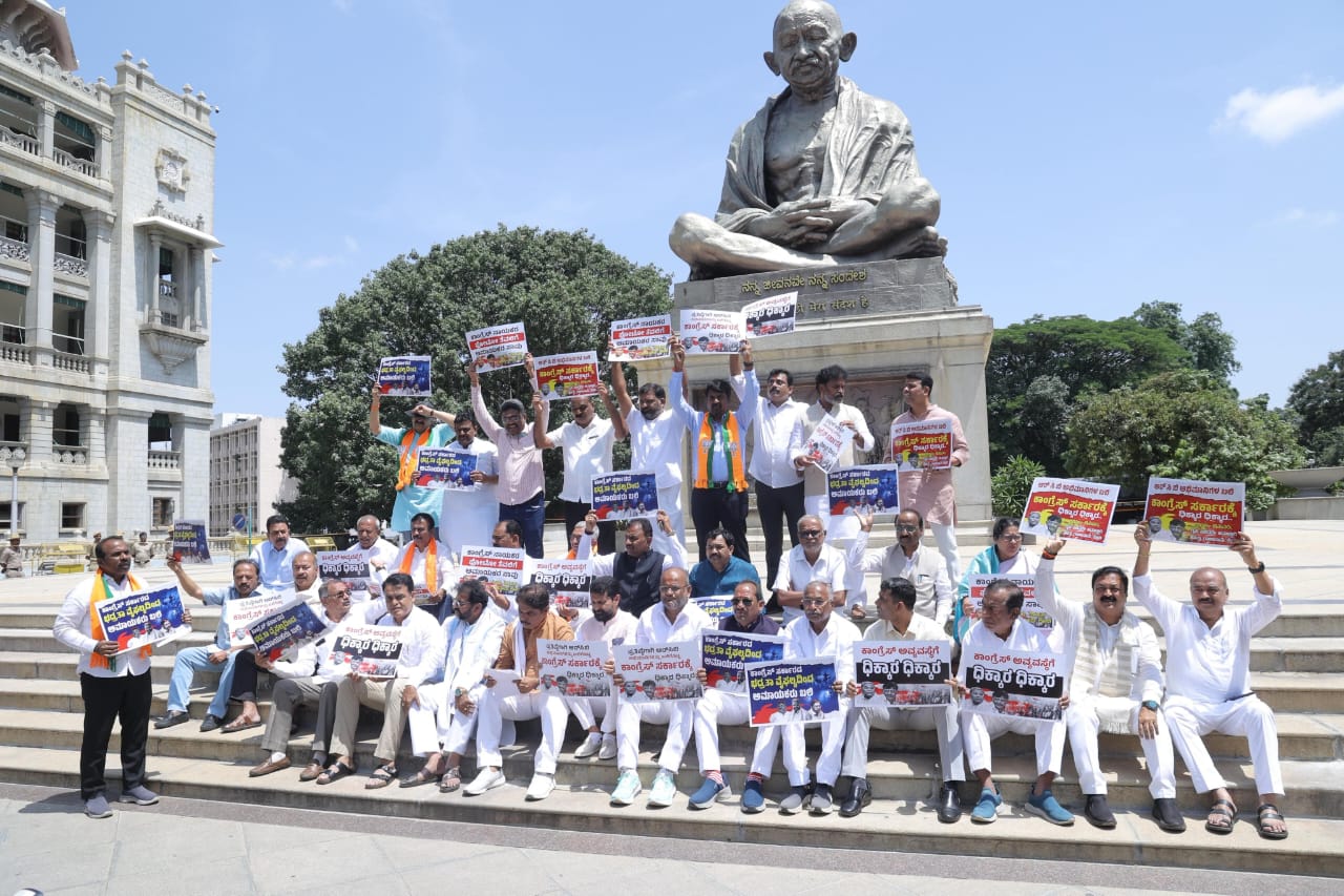 ಕಾಲ್ತುಳಿತ, ಕಾಂಗ್ರೆಸ್ ಸರ್ಕಾರದ ವಿರುದ್ಧ ಗಾಂಧಿ ಪ್ರತಿಮೆ ಬಳಿ ಪ್ರತಿಭಟನೆ