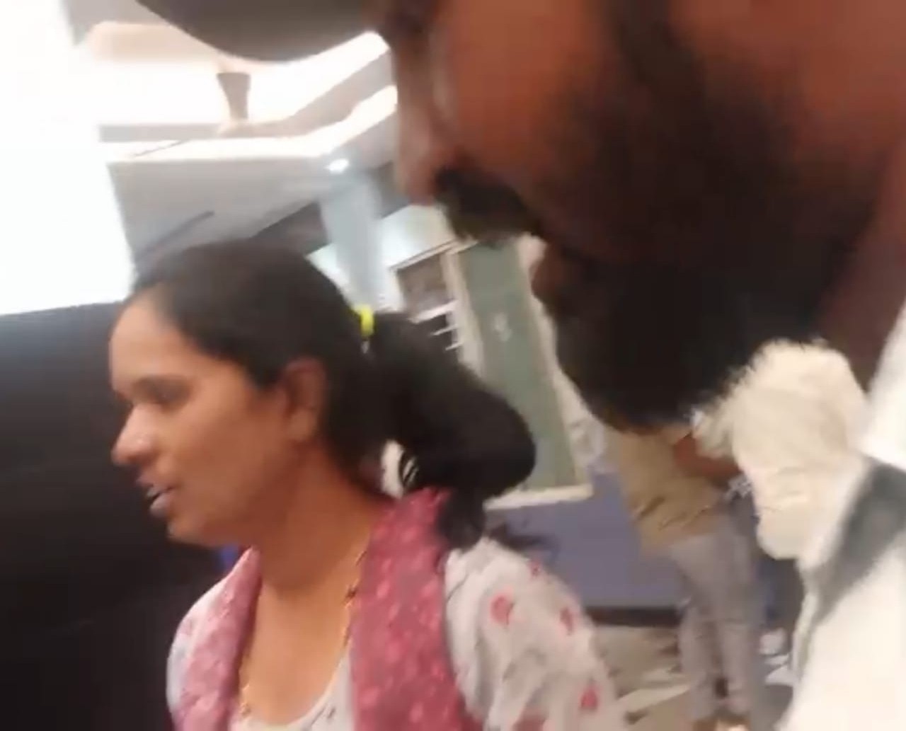 2ನೇ ಮದುವೆಗೆ ತಯಾರಿ, ಕಲ್ಯಾಣ ಮಂಟಪದಲ್ಲೇ ಚಪ್ಪಲಿಯಿಂದ ಗೂಸಾ ನೀಡಿದ ಮೊದಲ ಪತ್ನಿ
