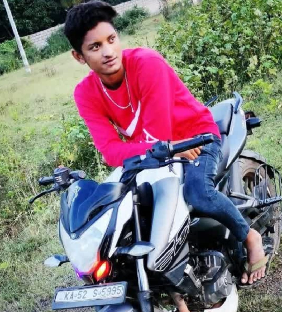 ಇಬ್ಬರು ಒಂದೇ ಹುಡುಗಿ ಪ್ರೀತಿಸುತ್ತಿದ್ದು ಓರ್ವ ಮಟಾಷ್
