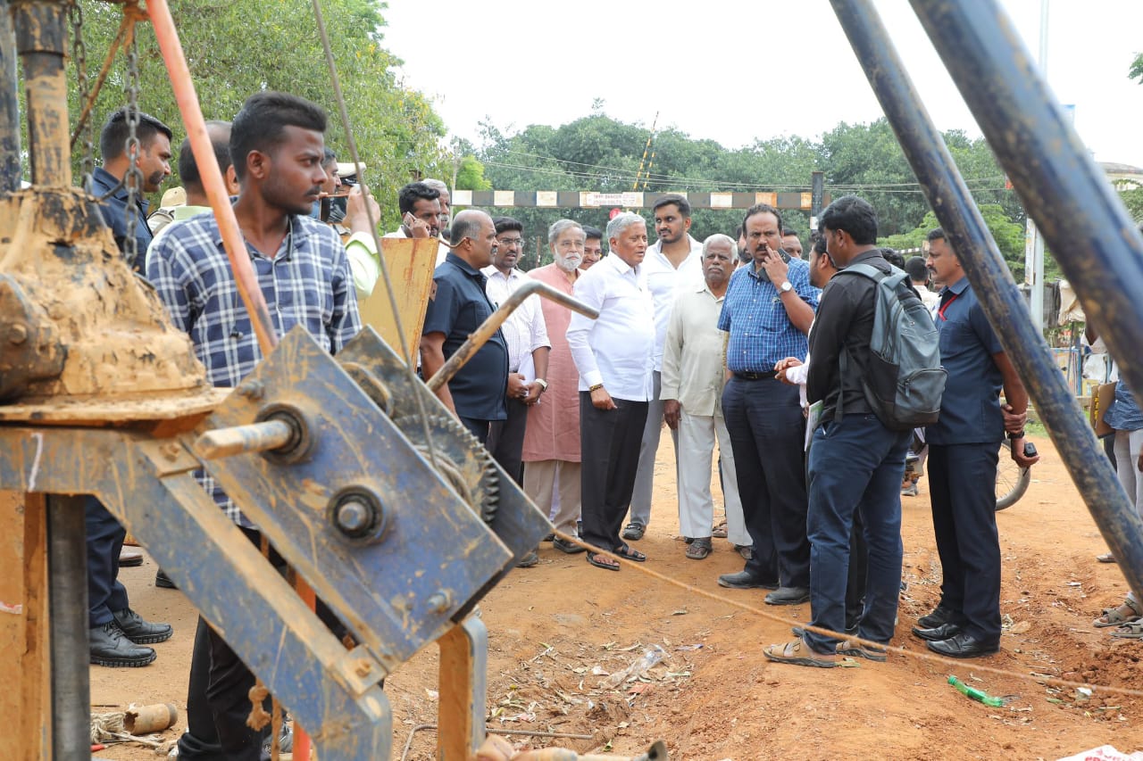 ರೈಲ್ವೆ ಕೆಳ ಸೇತುವೆ ಕಾಮಗಾರಿ ಪರಿಶೀಲನೆ ನಡೆಸಿದ ಸೋಮಣ್ಣ