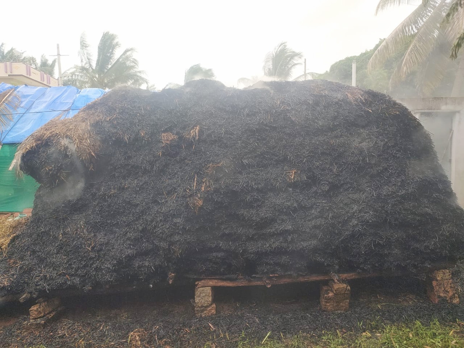 ಆಕಸ್ಮಿಕ ಬೆಂಕಿ: ಹುಲ್ಲಿನ ಬಣವೆ ಭಸ್ಮ, ಆತಂಕದಲ್ಲಿ ರೈತ