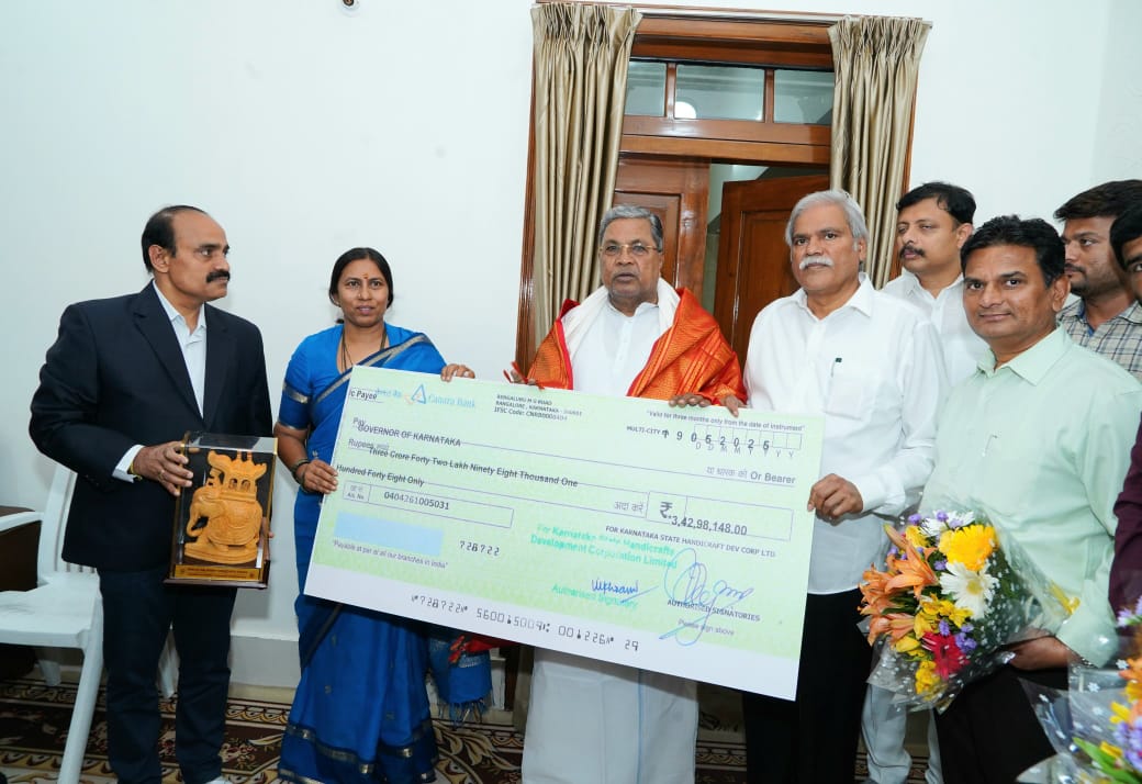 ಮುಖ್ಯಮಂತ್ರಿಗಳಿಗೆ 3.42 ಕೋಟಿ ಡಿವಿಡೆಂಡ್ ಚೆಕ್ ನೀಡಿದ ಕರಕುಶಲ ನಿಗಮ