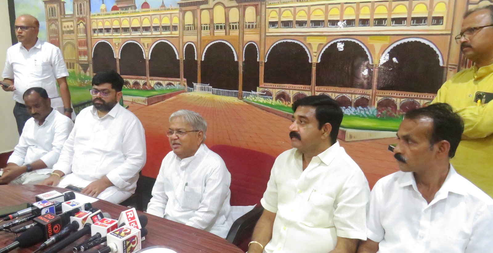 ಸಿಎಂ, ಡಿಸಿಎಂ ಭಂಡತನ ಬಿಟ್ಟು ರಾಜೀನಾಮೆ ನೀಡಲಿ-ಕಾರಜೋಳ