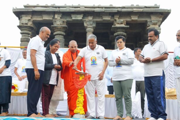ಸಾರ್ವಜನಿಕರೊಂದಿಗೆ ಯೋಗ ಮಾಡಿದ ಕೇಂದ್ರ ಸಚಿವ ವಿ.ಸೋಮಣ್ಣ