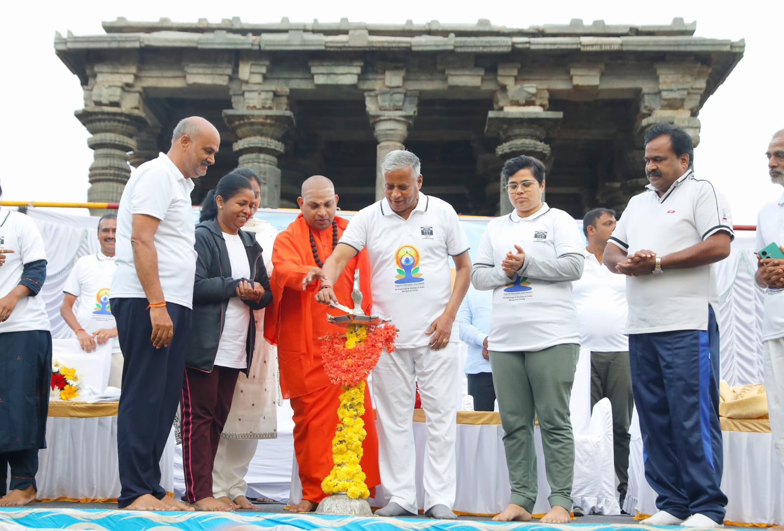 ಸಾರ್ವಜನಿಕರೊಂದಿಗೆ ಯೋಗ ಮಾಡಿದ ಕೇಂದ್ರ ಸಚಿವ ವಿ.ಸೋಮಣ್ಣ