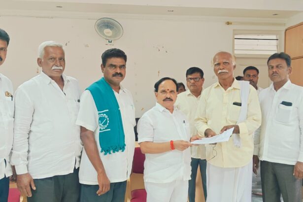 ಉಡುವಳ್ಳಿ ಕೆರೆಗೆ ನೀರು ಹರಿಸಲು ಸಚಿವರಿಗೆ ಮನವಿ ಸಲ್ಲಿಸಿದ ರೈತರು