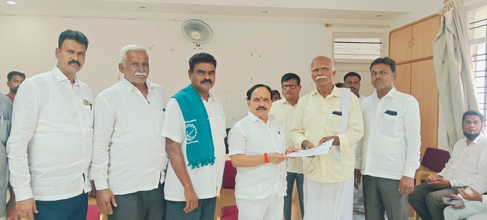 ಉಡುವಳ್ಳಿ ಕೆರೆಗೆ ನೀರು ಹರಿಸಲು ಸಚಿವರಿಗೆ ಮನವಿ ಸಲ್ಲಿಸಿದ ರೈತರು