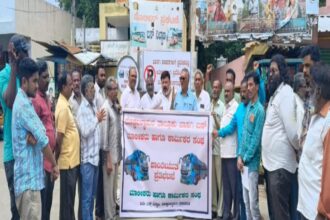 ಬಸ್ ನಿಲ್ದಾಣಕ್ಕೆ ಖಾಸಗಿ ಬಸ್ ಪ್ರವೇಶ ನಿಷೇಧ-ಖಾಸಗಿ ಬಸ್ ಮಾಲೀಕರ ಪ್ರತಿಭಟನೆ