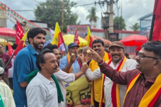ಭೂ ಸ್ವಾದೀನ ಕೈ ಬಿಟ್ಟ ಸರ್ಕಾರ, ಸಿಹಿ ಹಂಚಿ ಸಂಭ್ರಮಾಚರಣೆ