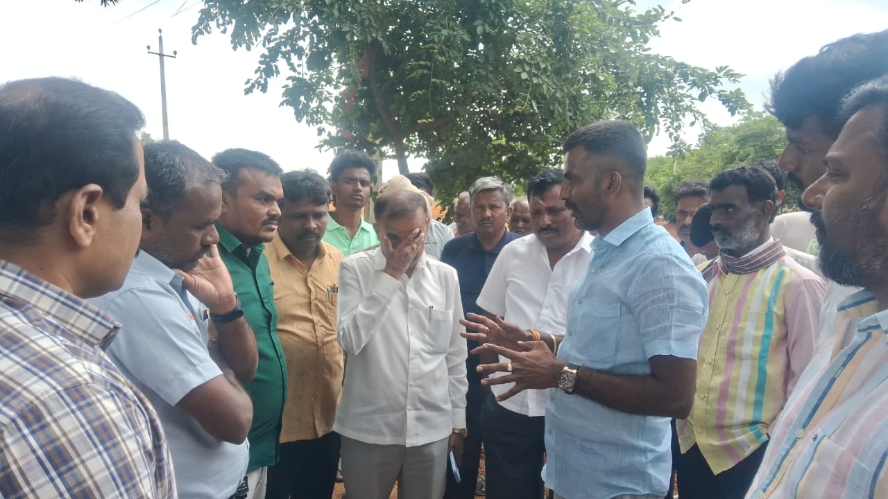 ಪರ-ವಿರೋಧಗಳ ನಡುವೆ ಸಿಲುಕಿ ಅರ್ಧಕ್ಕೆ ನಿಂತ ರಸ್ತೆ ಕಾಮಗಾರಿ