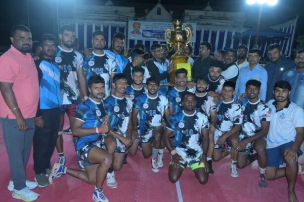 ಪುರುಷರ ಹೊನಲು ಬೆಳಕಿನ ಕಬಡ್ಡಿ ಪಂದ್ಯಾವಳಿಯಲ್ಲಿ ಪ್ರಥಮ ಬಹುಮಾನ ಪಡೆದ ಎಸ್.ಬಿ.ಐ ತಂಡ