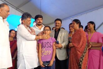 ದೃಷ್ಟಿದೋಷ ಇರುವವರಿಗೆ ಉಚಿತ ಕನ್ನಡಕ ವಿತರಿಸಿದ ಡಿಸಿಎಂ ಡಿಕೆಶಿ