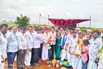 ಬಾಲಕಿಯರ ವಿದ್ಯಾರ್ಥಿ ನಿಲಯಕ್ಕೆ ಭೂಮಿ ಪೂಜೆ: ಶಾಸಕ ಶ್ರೀನಿವಾಸ್