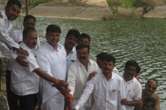 ಸಂತೆಹೊಂಡದ ತಡೆಗೋಡೆ ಎತ್ತರ ಕಾಮಗಾರಿಗೆ ಚಾಲನೆ ನೀಡಿದ ಶಾಸಕ
